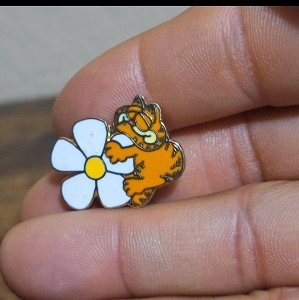 Vintage Rare 1978 Garfield Sleeping on White Flower Enamel Pin